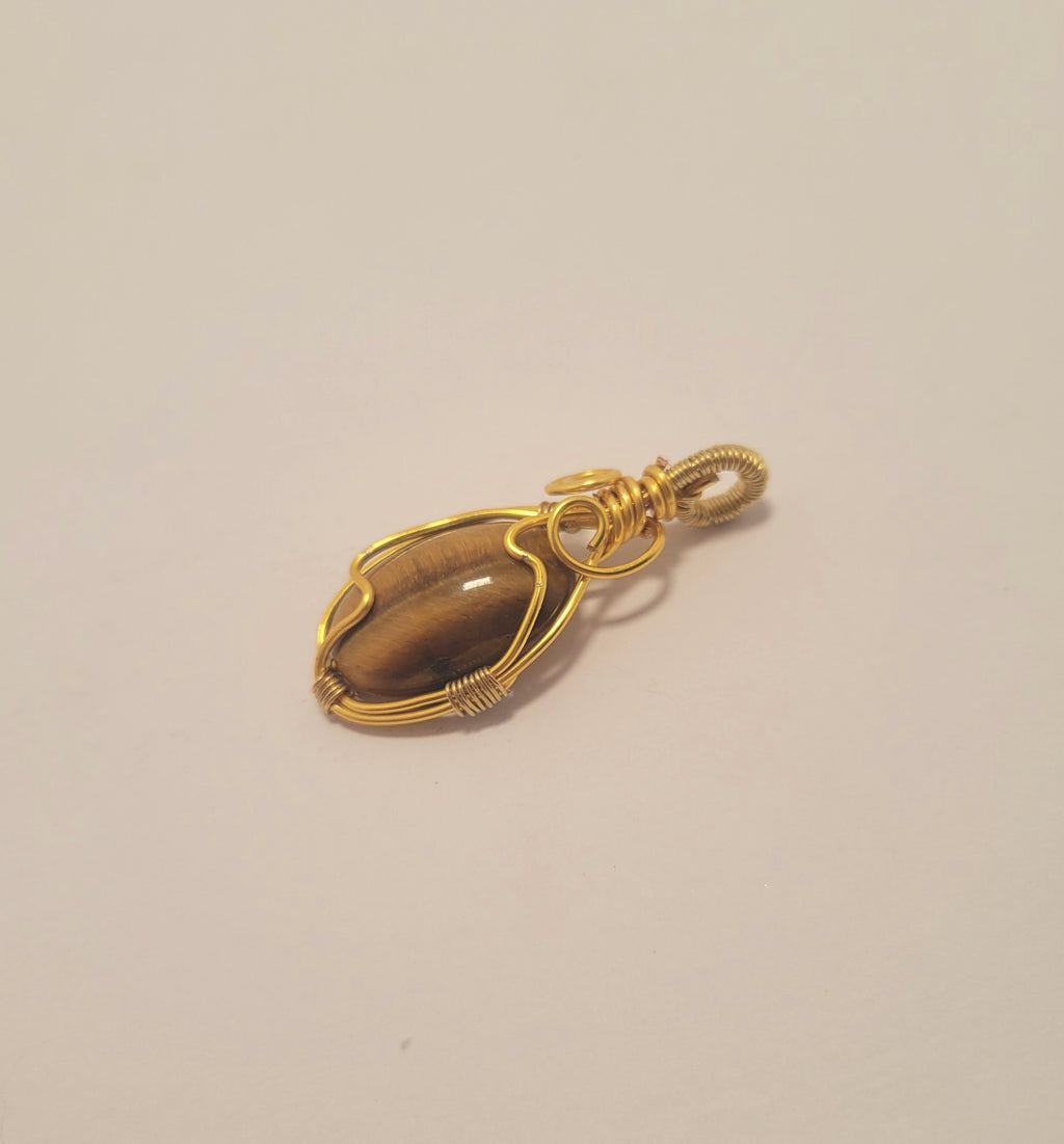 Artisan Wire-Wrapped Tiger’s Eye Gold Necklace – Handcrafted Natural Gemstone Jewelry – Lightweight & Unique Tiger Eye Piece